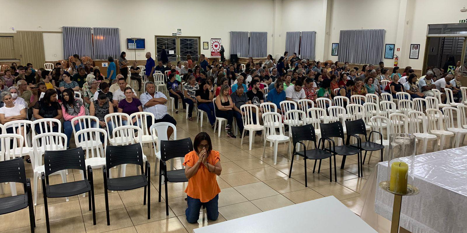 Noite de confissão atrai centenas de paroquianos