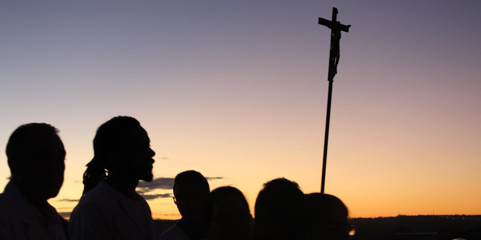 Caminhada quaresmal começa às 5h da manhã com doações de alimentos
