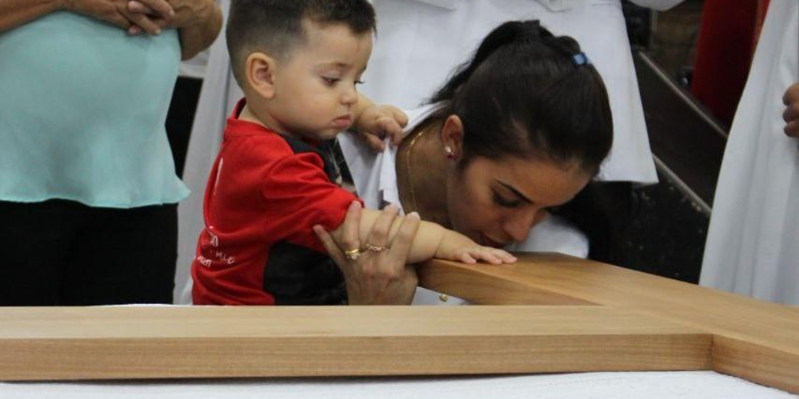 Diante do mistério da Paixão de Jesus, até mesmo o céu chora a morte do Filho de Deus