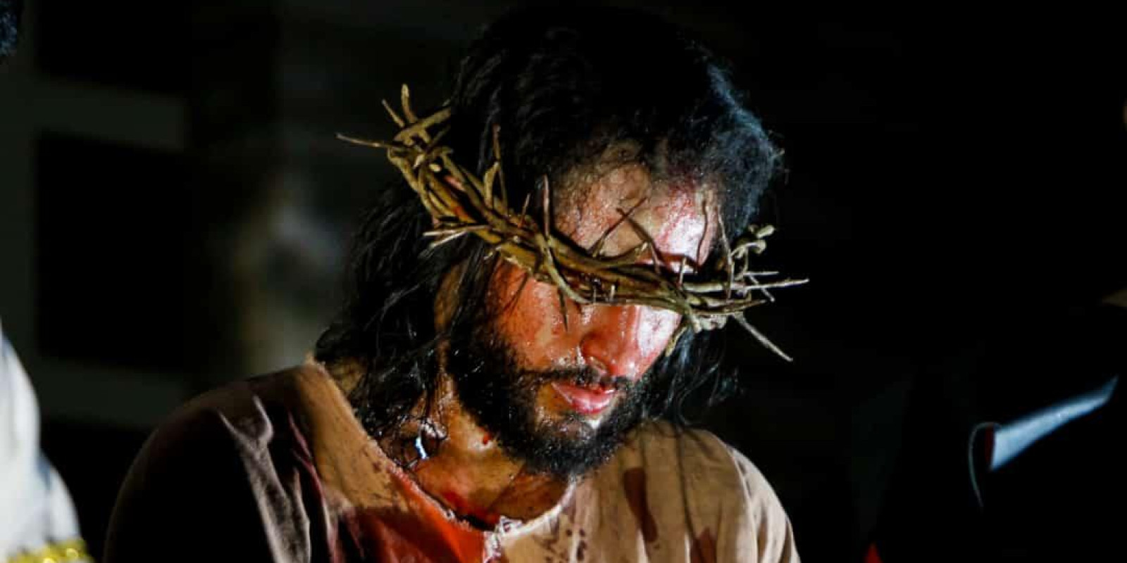 Centenas de fiéis acompanham a encenação da Paixão do Senhor