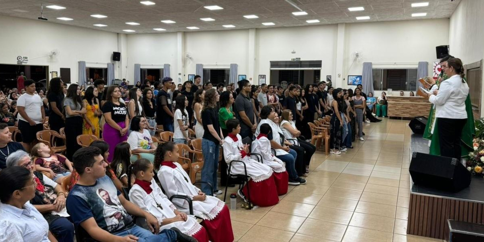 CRISMANDOS SÃO APRESENTADOS À COMUNIDADE EM RITO DE ELEIÇÃO