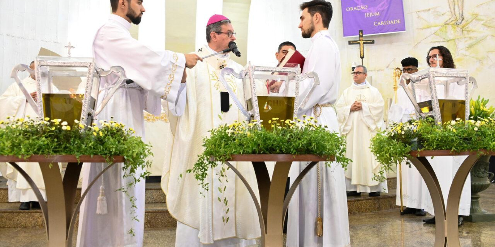 PADRES BETO E MARCELO PARTICIPAM DA MISSA DOS SANTOS ÓLEOS