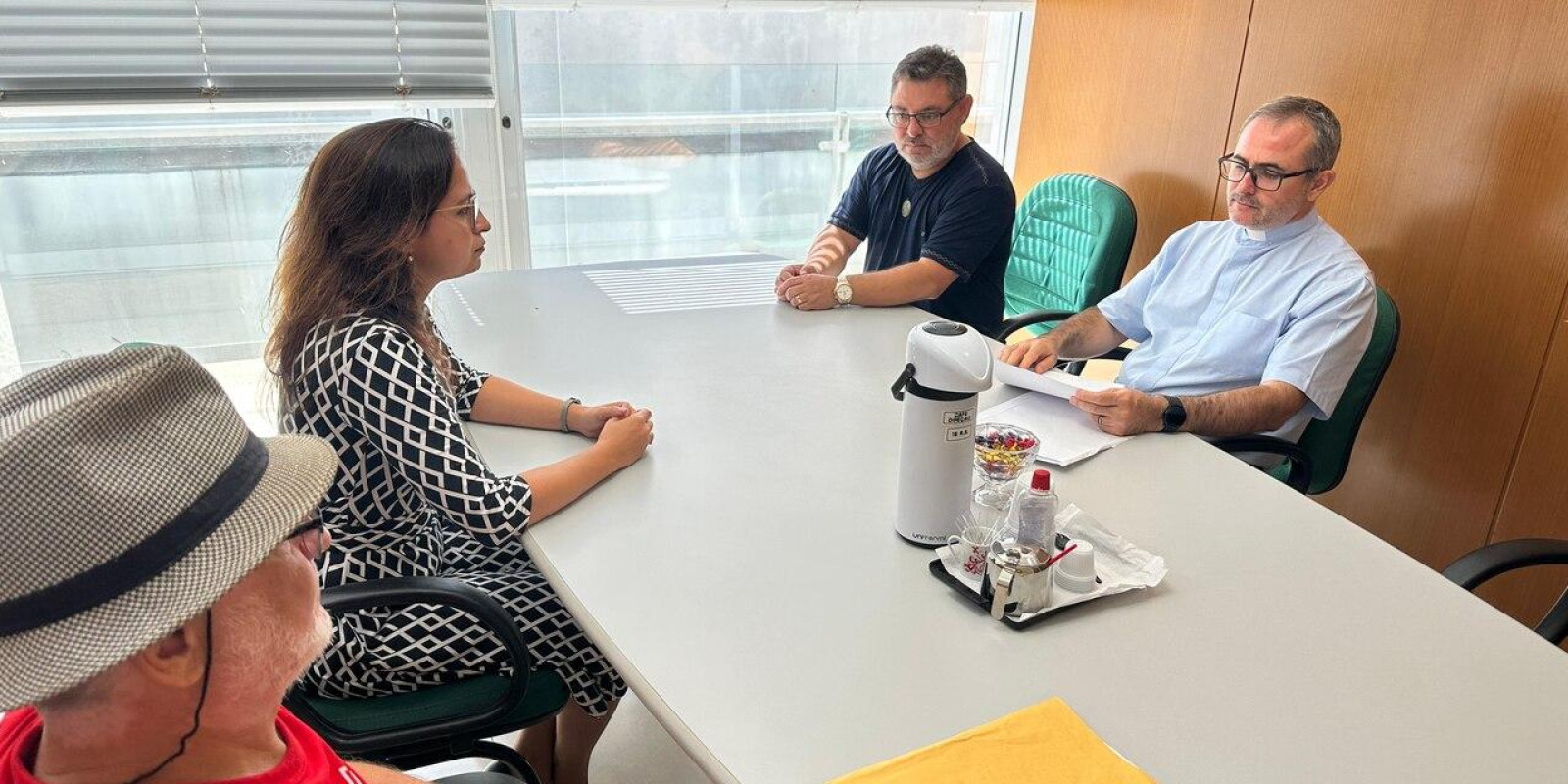 PADRES ENTREGAM MANIFESTO SOBRE CRISE DO HOSPITAL