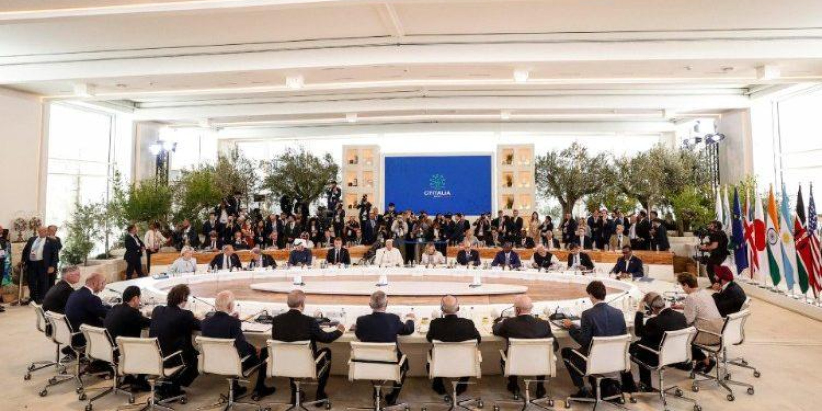 EDITORIAL: INTELIGÊNCIA ARTIFICIAL E FATOR HUMANO