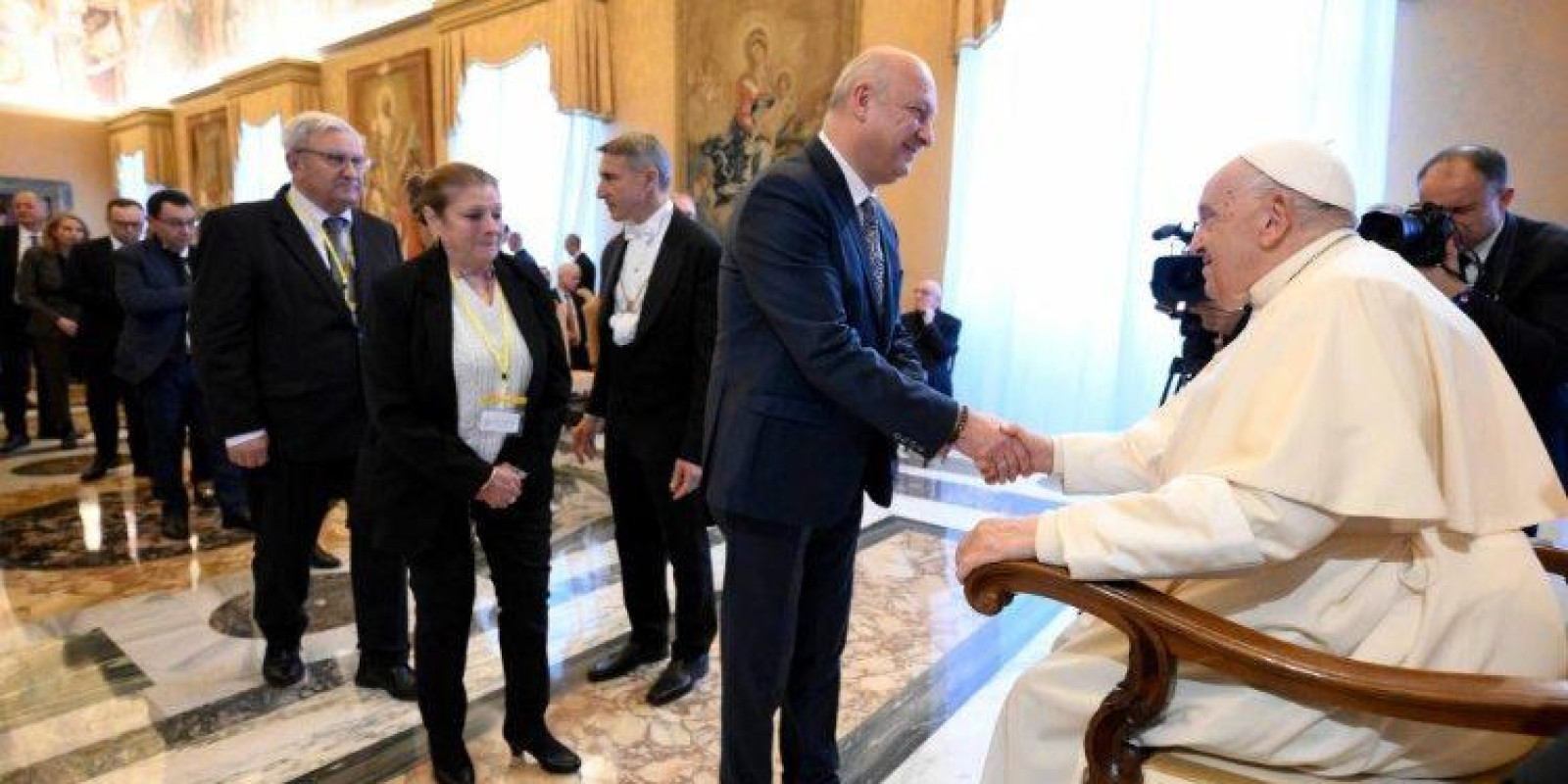 POLÍTICA E RELIGIÃO TÊM INTERESSES COMUNS E COMPARTILHADOS