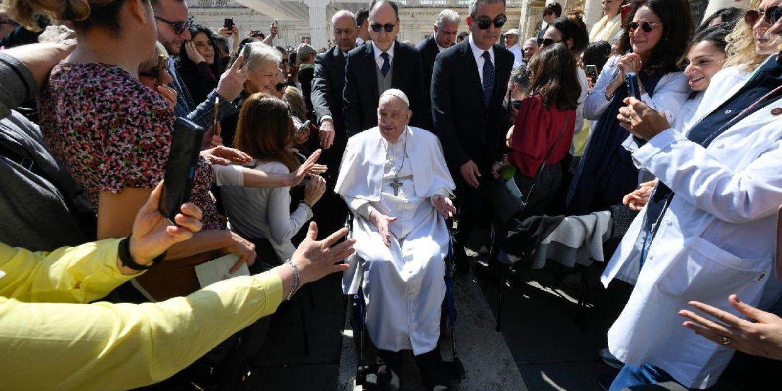 PAPA FRANCISCO FAZ APARIÇÃO PÚBLICA NO VATICANO