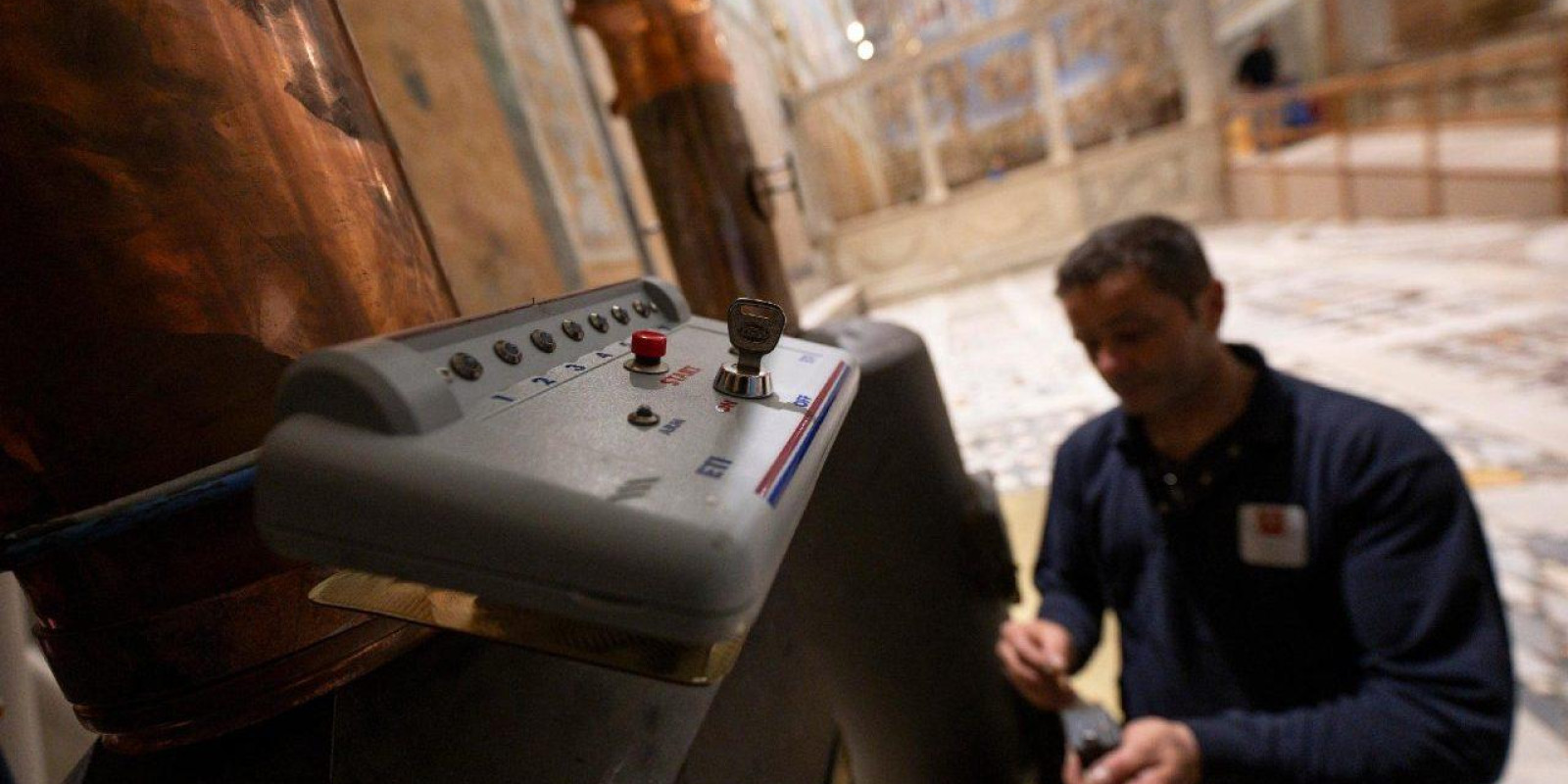 CAPELA SISTINA SE PREPARA PARA O CONCLAVE