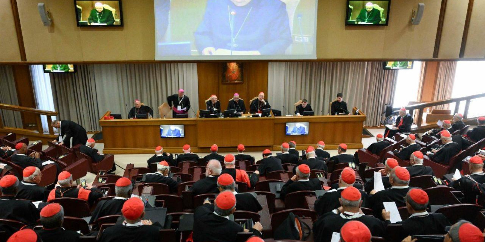 O CONCLAVE PEDE ORAÇÕES AO POVO DE DEUS
