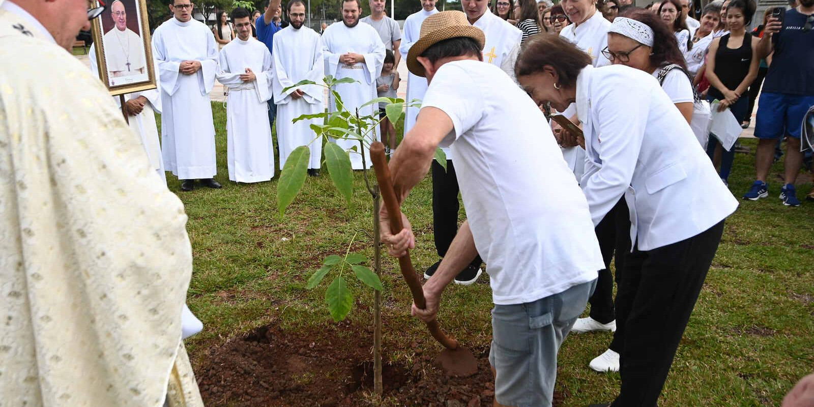 PAPA FRANCISCO É HOMENAGEADO NA PRAÇA DA CATEDRAL