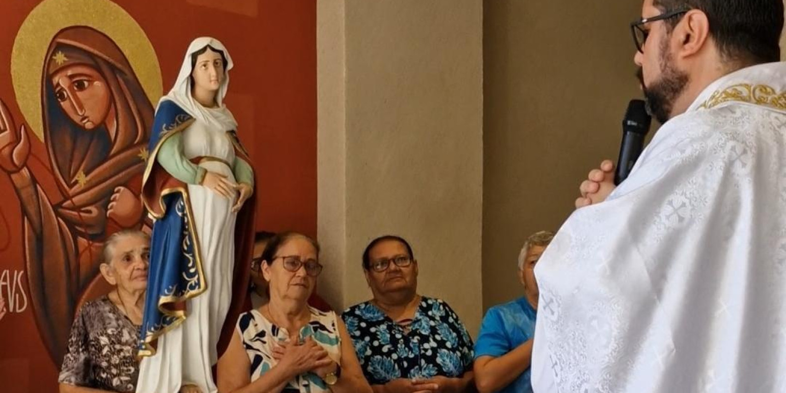 SENHORA DA NATIVIDADE É ENTRONIZADA NA MATRIZ