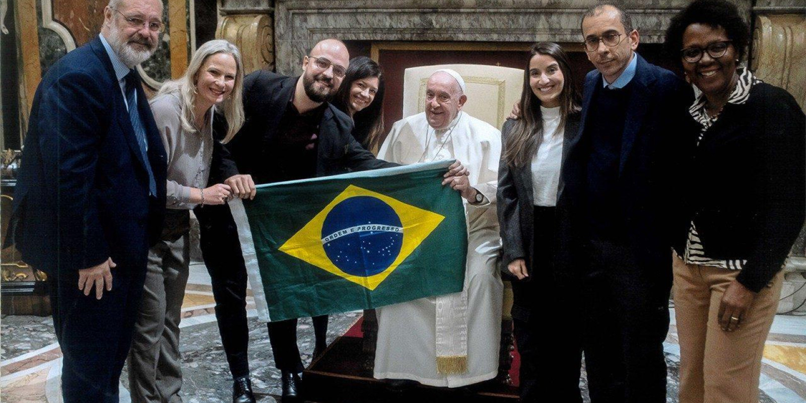 VOZ DO PAPA CELEBRA 95 ANOS RÁDIO