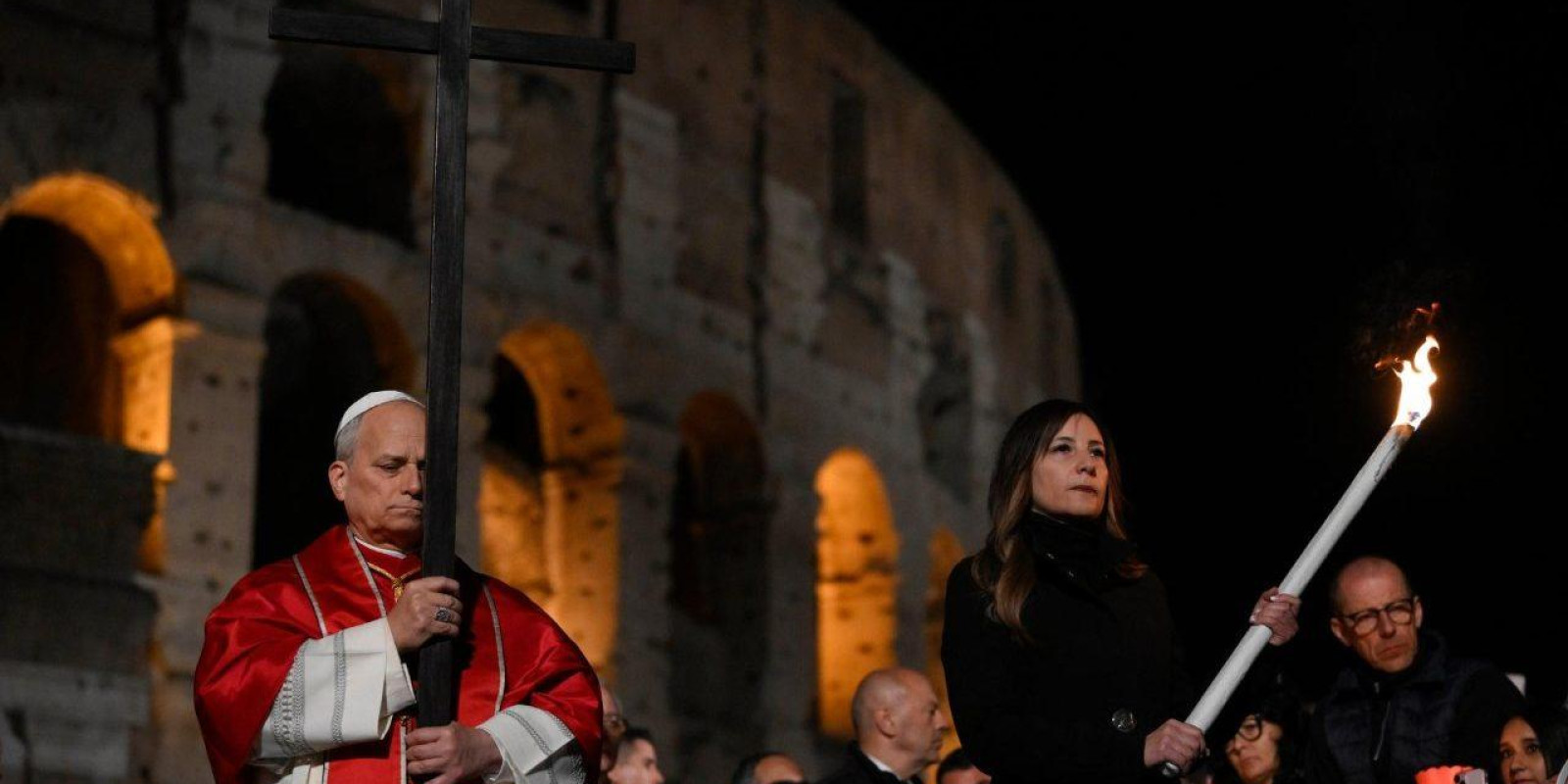 PAPA LEÃO XIV PRESIDE A VIA-SACRA NO COLISEU