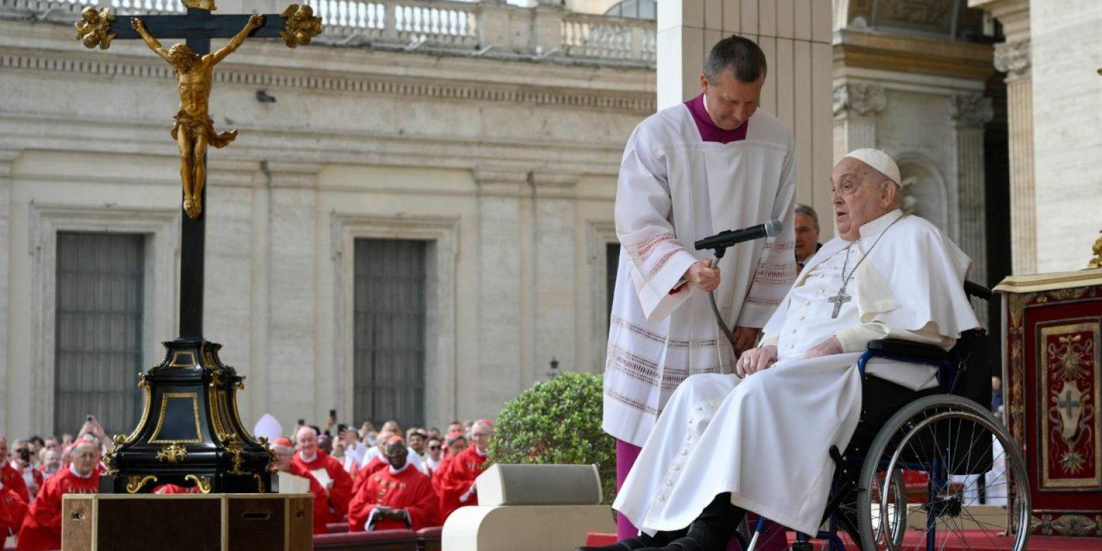 40 MIL FIÉIS ACOMPANHAM O PAPA NA PRAÇA SÃO PEDRO 40 MIL FIÉIS ACOMPANHAM O PAPA NA PRAÇA SÃO PEDRO