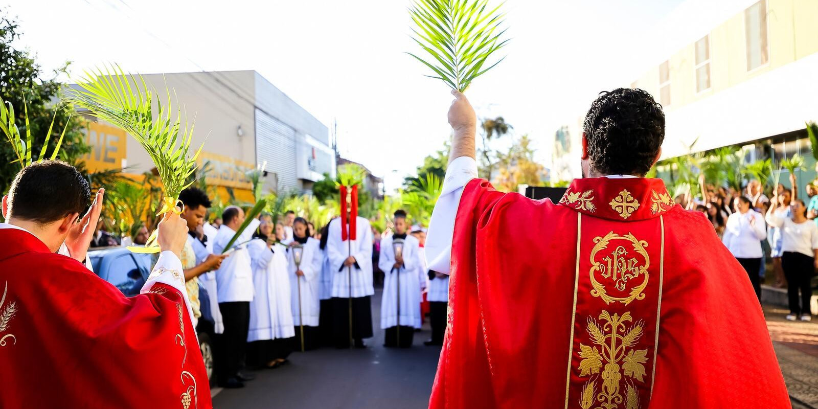 DOMINGO COMEÇA COM A BENÇÃO DOS RAMOS ÀS 6H30 DOMINGO COMEÇA COM A BENÇÃO DOS RAMOS ÀS 6H30