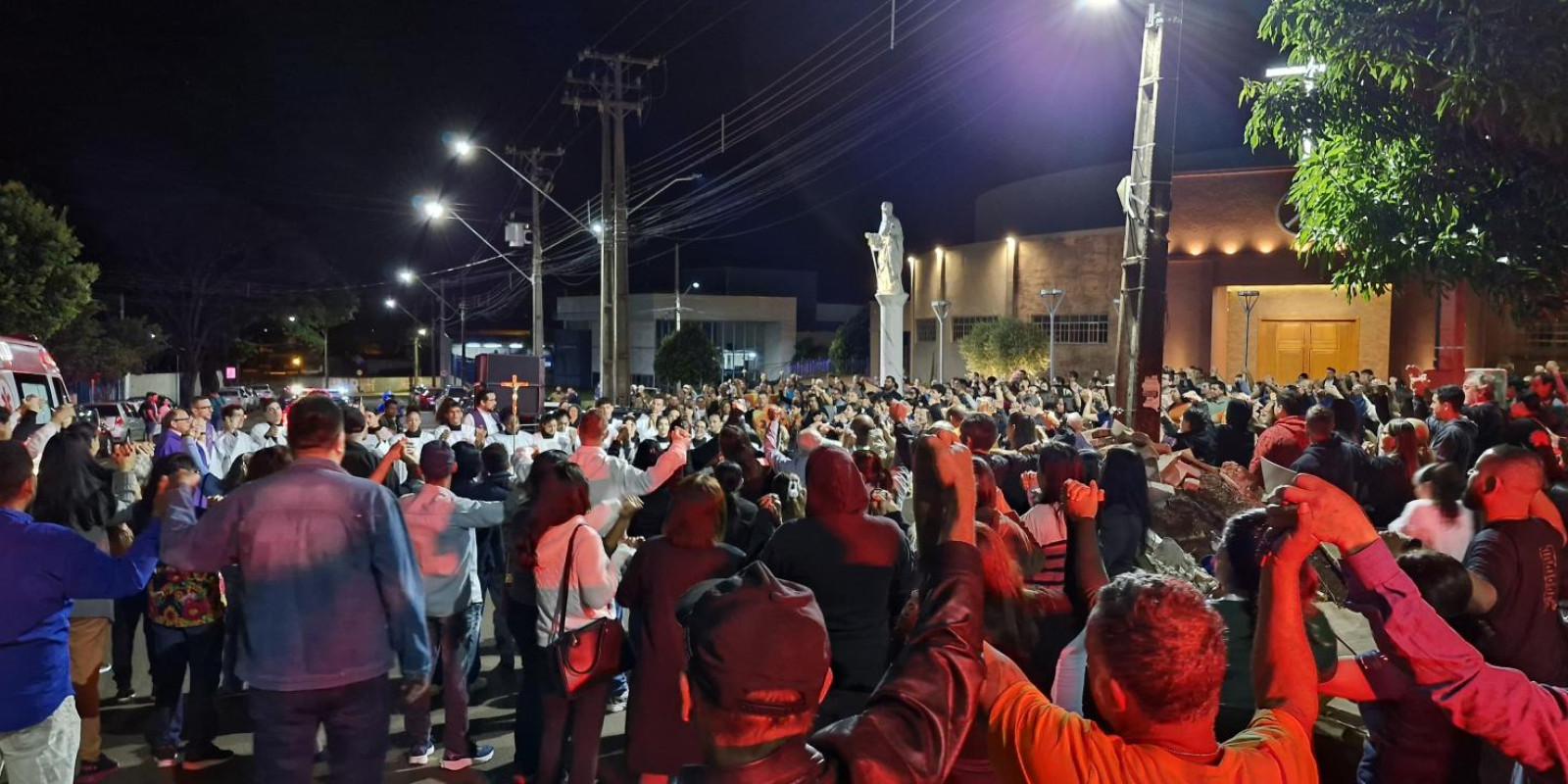 FIÉIS TOMAM AS RUAS EM SINAL DE PENITÊNCIA FIÉIS TOMAM AS RUAS EM SINAL DE PENITÊNCIA