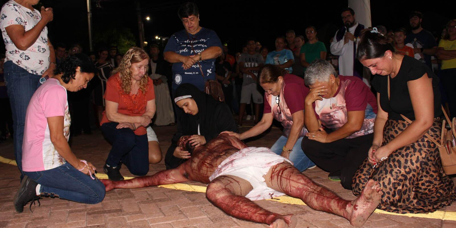 MÃES CHORAM A PERDA DE SEUS FILHOS DIANTE DO CRISTO MORTO MÃES CHORAM A PERDA DE SEUS FILHOS DIANTE DO CRISTO MORTO