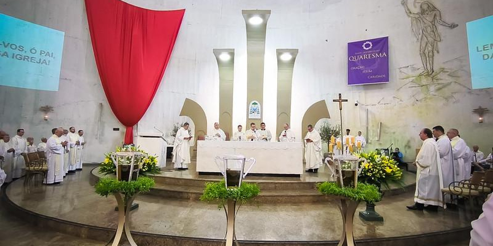 MISSA DOS SANTOS ÓLEOS SERÁ À NOITE PELA PRIMEIRA VEZ MISSA DOS SANTOS ÓLEOS SERÁ À NOITE PELA PRIMEIRA VEZ