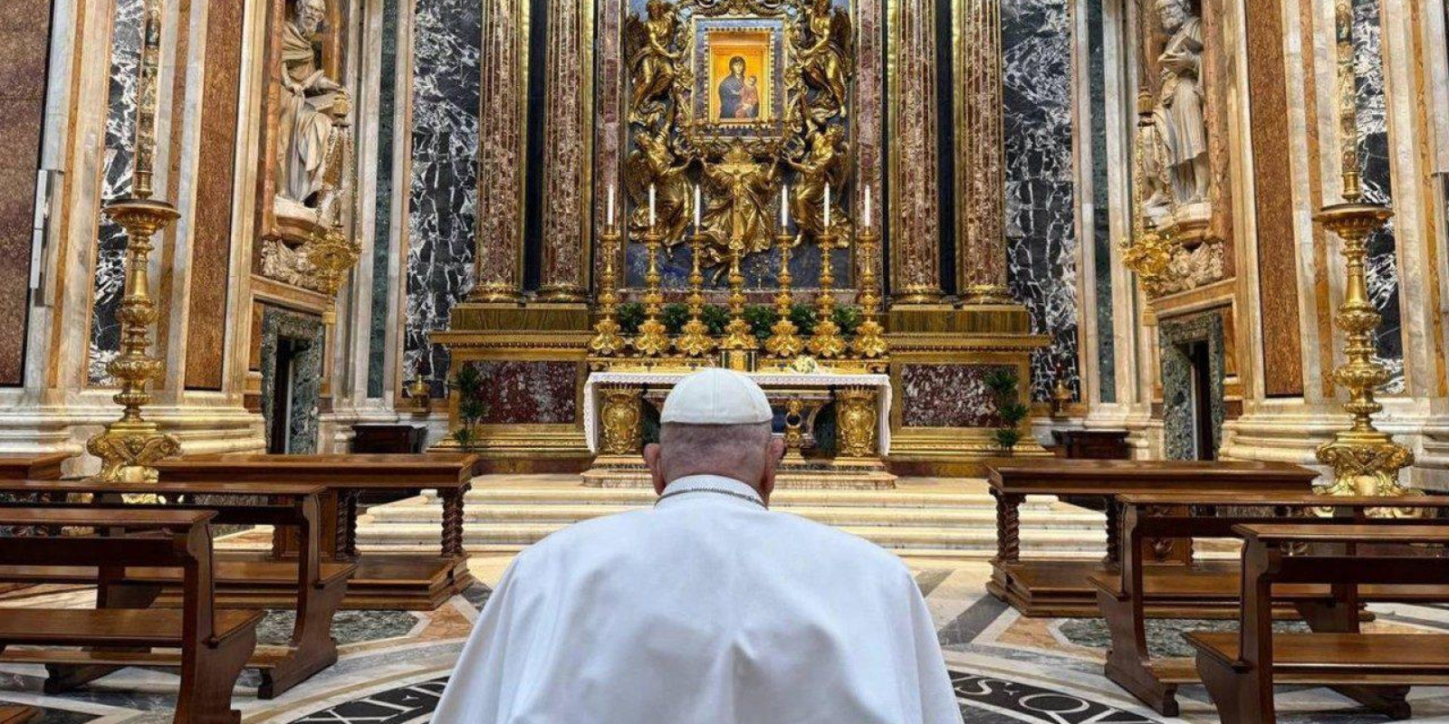 PAPA FRANCISCO EM ORAÇÃO PAPA FRANCISCO EM ORAÇÃO