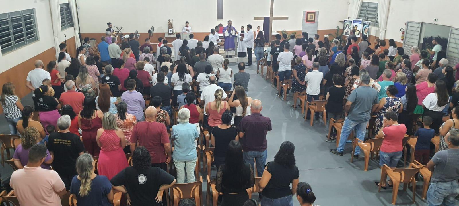 Matriz e capelas ficam lotadas na Quarta-feira de Cinza Matriz e capelas ficam lotadas na Quarta-feira de Cinza
