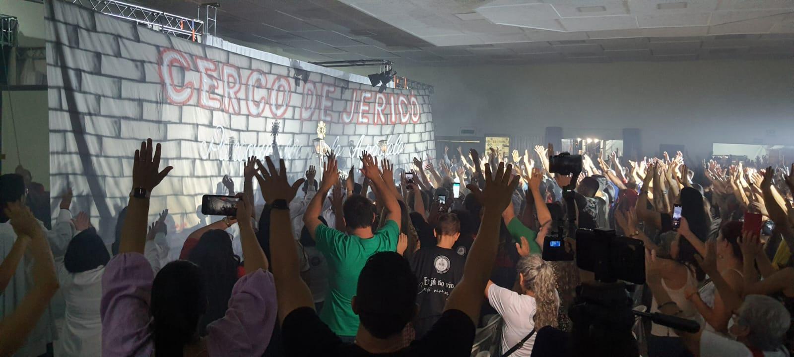 #Dia7 Muralhas caem diante de 4 mil fiéis presentes no Cerco de Jericó