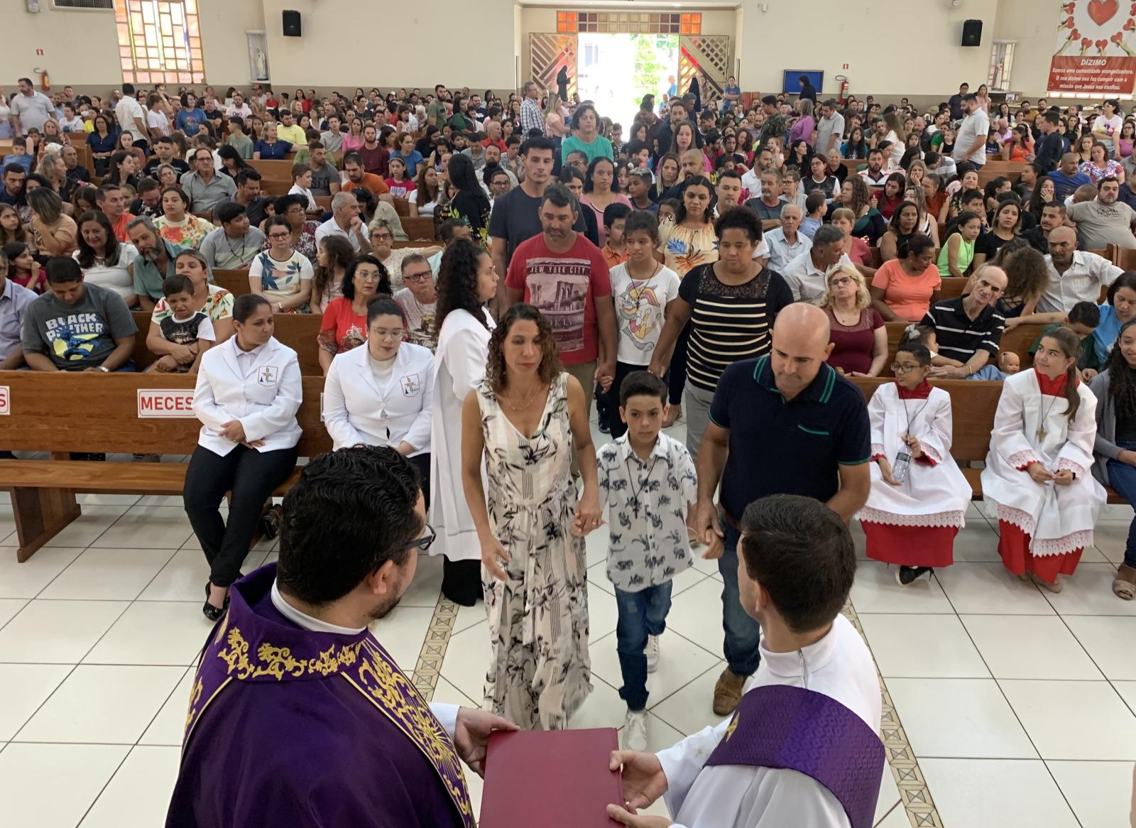 Famílias inteiras participam do Rito de Admissão ao Catecumenato de 210 crianças