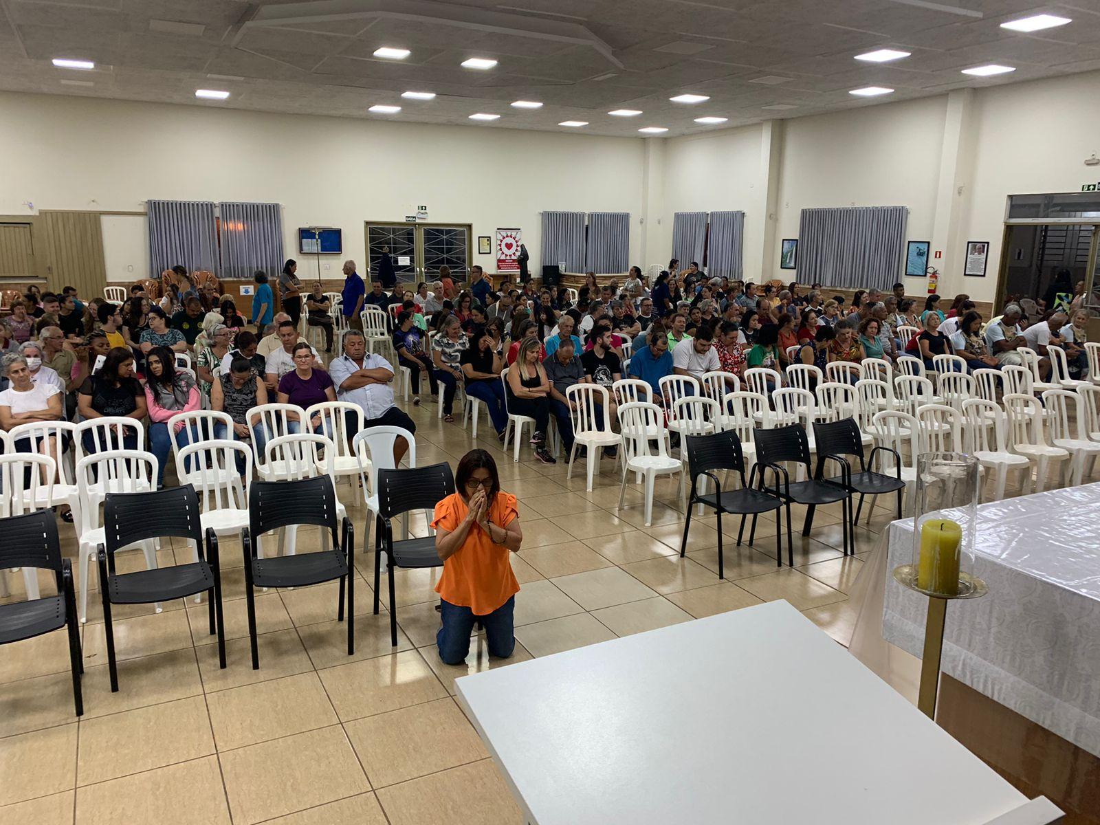 Noite de confissão atrai centenas de paroquianos