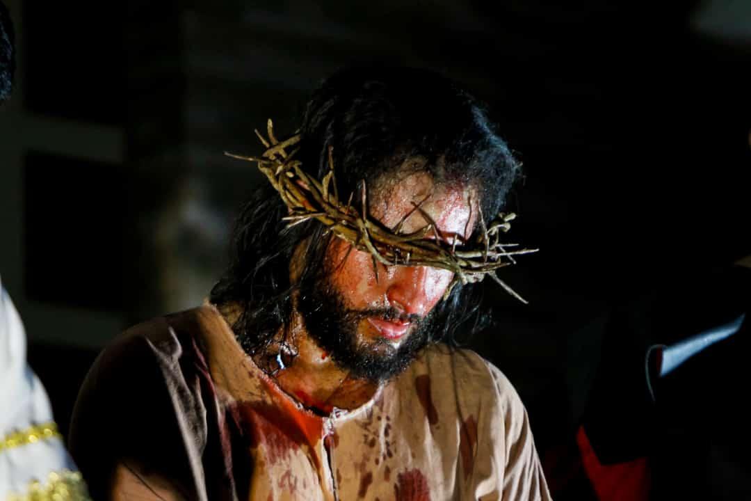 Centenas de fiéis acompanham a encenação da Paixão do Senhor