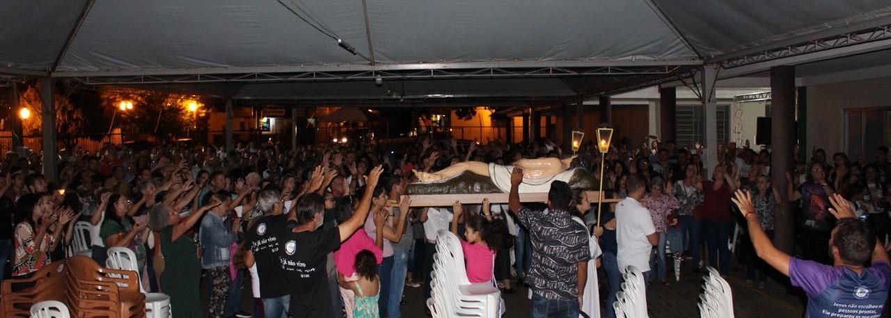 Comunidade revive o luto que antecede a Ressurreição na Procissão do Cristo Morto