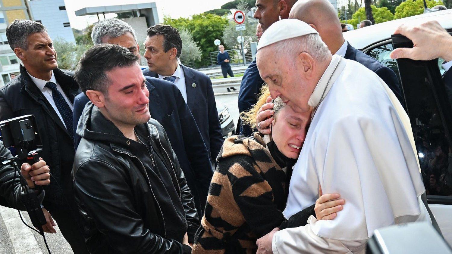 Papa Francisco recebe alta e visita a Basílica de Santa Maria Maior