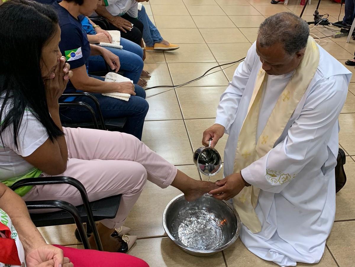 Padres e diáconos lavam os pés daqueles que ajudam a matar a fome do irmão