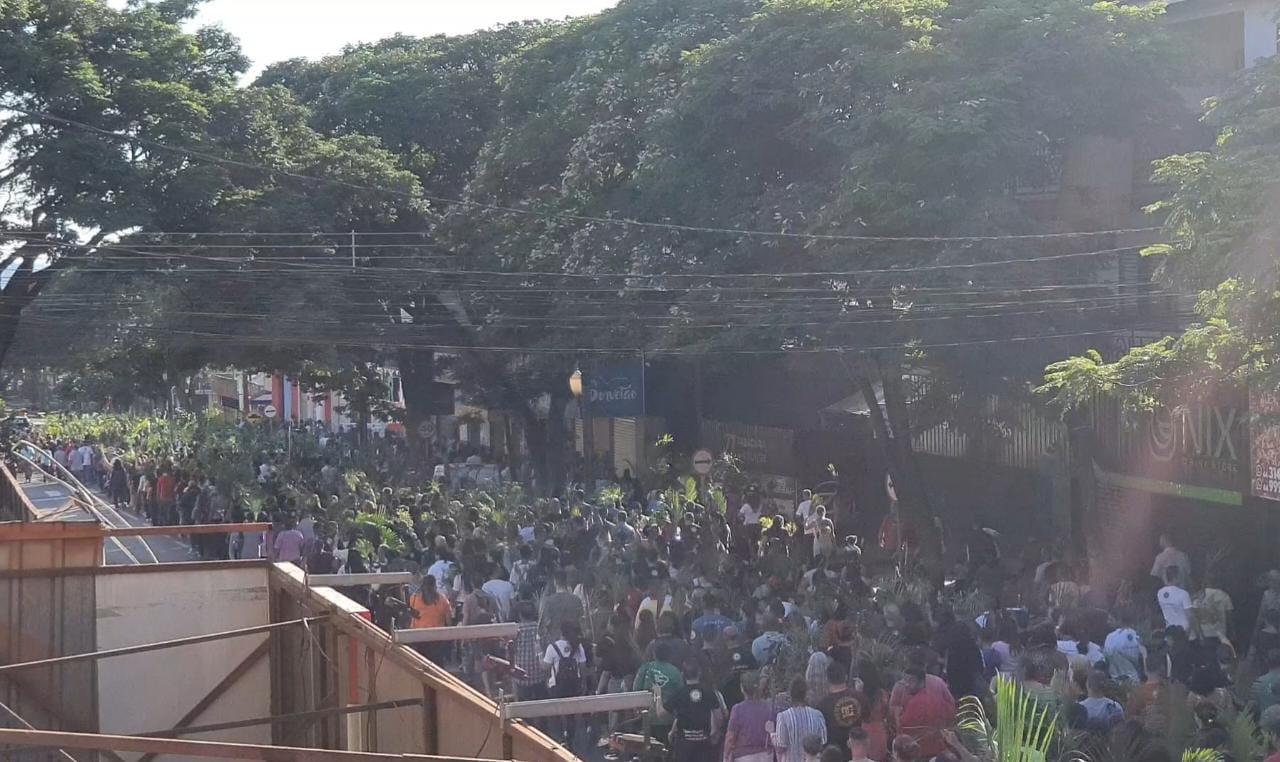 Paroquianos lotam três quadras da avenida Londrina na procissão de Ramos