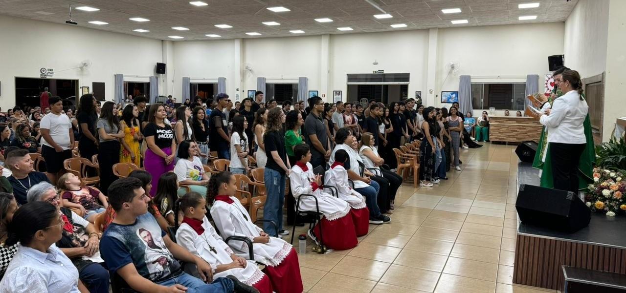 CRISMANDOS SÃO APRESENTADOS À COMUNIDADE EM RITO DE ELEIÇÃO