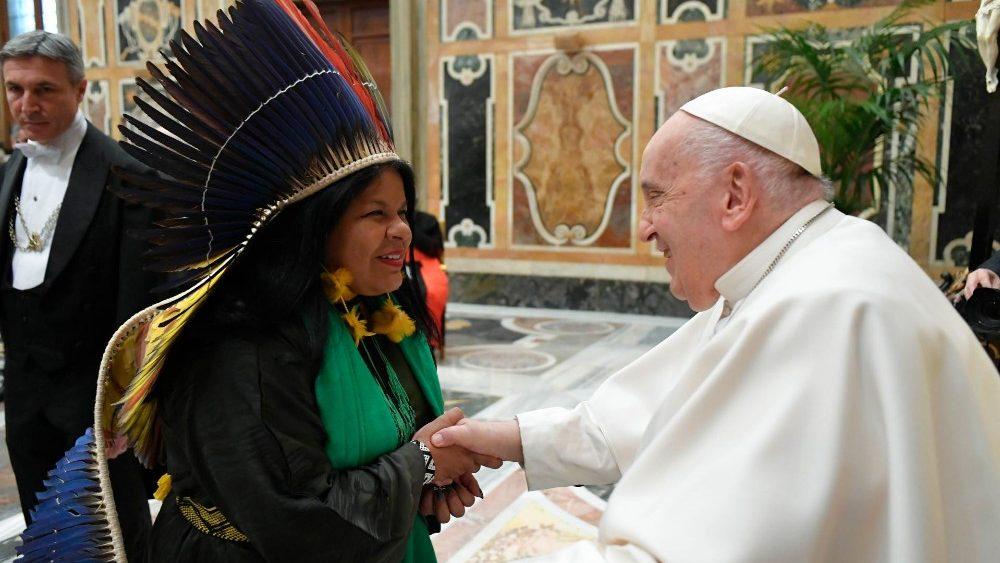 MINISTRA DOS POVOS INDÍGENAS É RECEBIDA POR PAPA FRANCISCO NO VATICANO