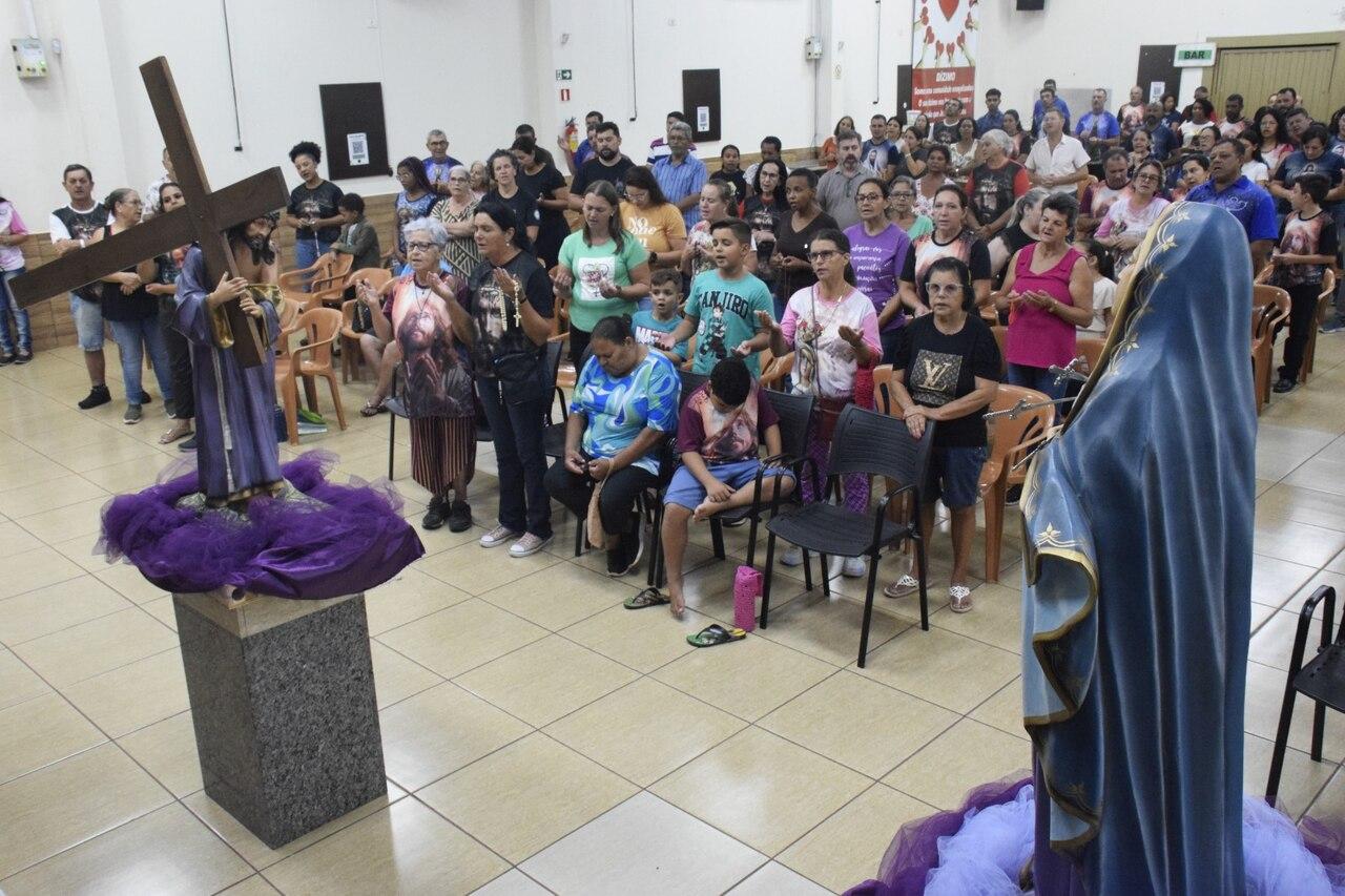PROCISSÃO DO ENCONTRO REÚNE CENTENAS DE FIÉIS