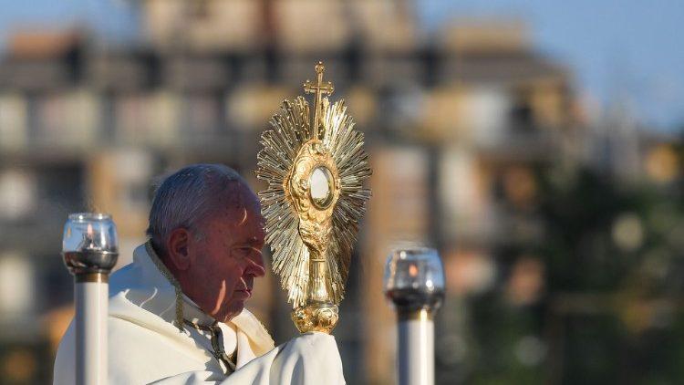 ADORAR O CORPO E O SANGUE DE CRISTO COM VIVA FÉ
