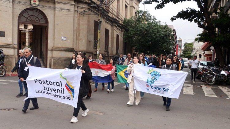 FRANCISCO CONVIDA JOVENS LATINOS A CONTINUAR  SE PREPARANDO PARA O JUBILEU
