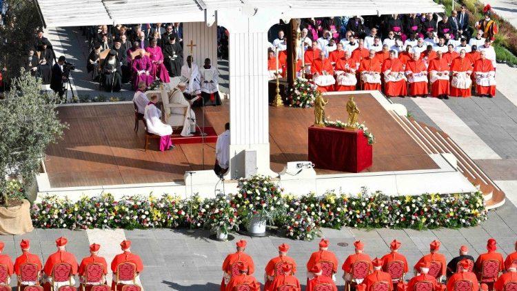 PAPA: TÍTULO DE "SERVIDOR" OFUSQUE O DE "EMINÊNCIA"