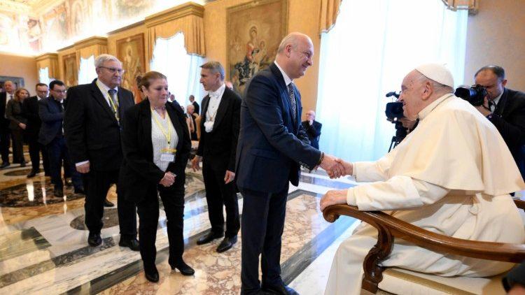 POLÍTICA E RELIGIÃO TÊM INTERESSES COMUNS E COMPARTILHADOS