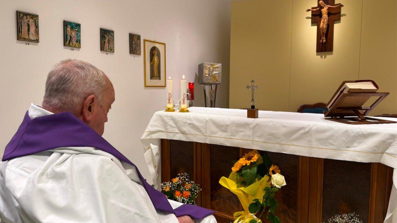 MÉDICOS SUSPENDEM VENTILAÇÃO MECÂNICA DO PAPA