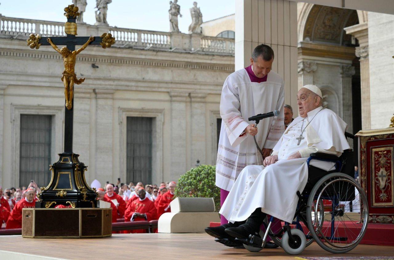 40 MIL FIÉIS ACOMPANHAM O PAPA NA PRAÇA SÃO PEDRO