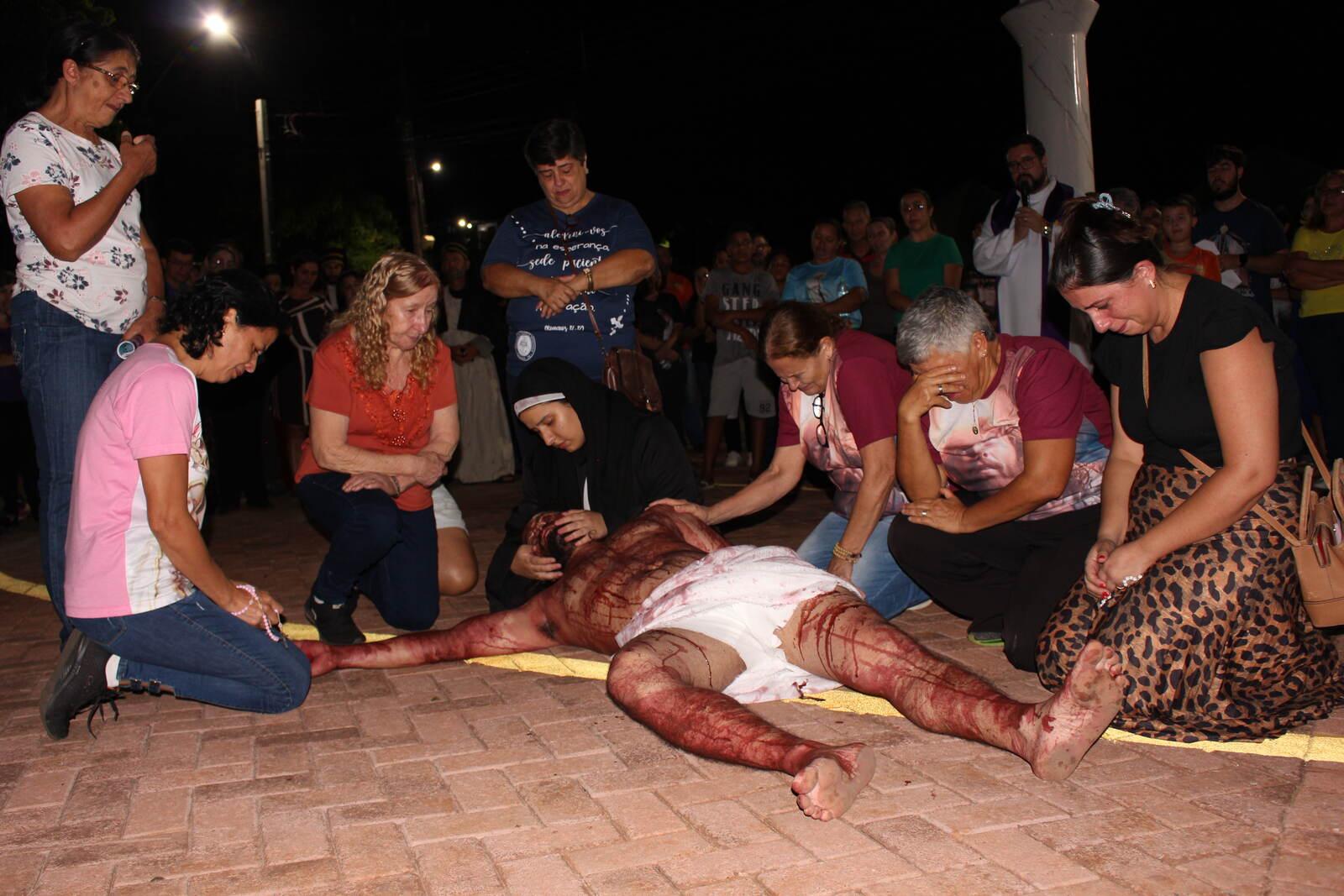 MÃES CHORAM A PERDA DE SEUS FILHOS DIANTE DO CRISTO MORTO