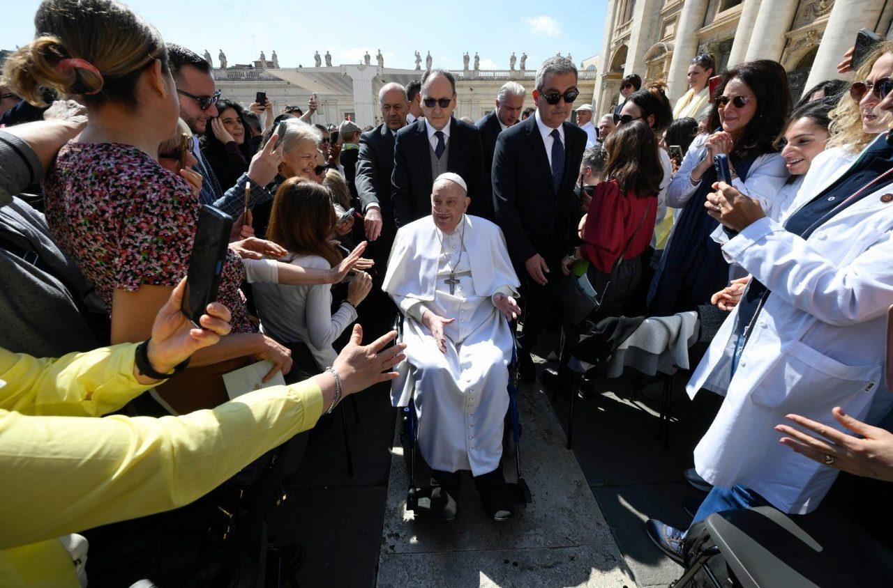 PAPA FRANCISCO FAZ APARIÇÃO PÚBLICA NO VATICANO