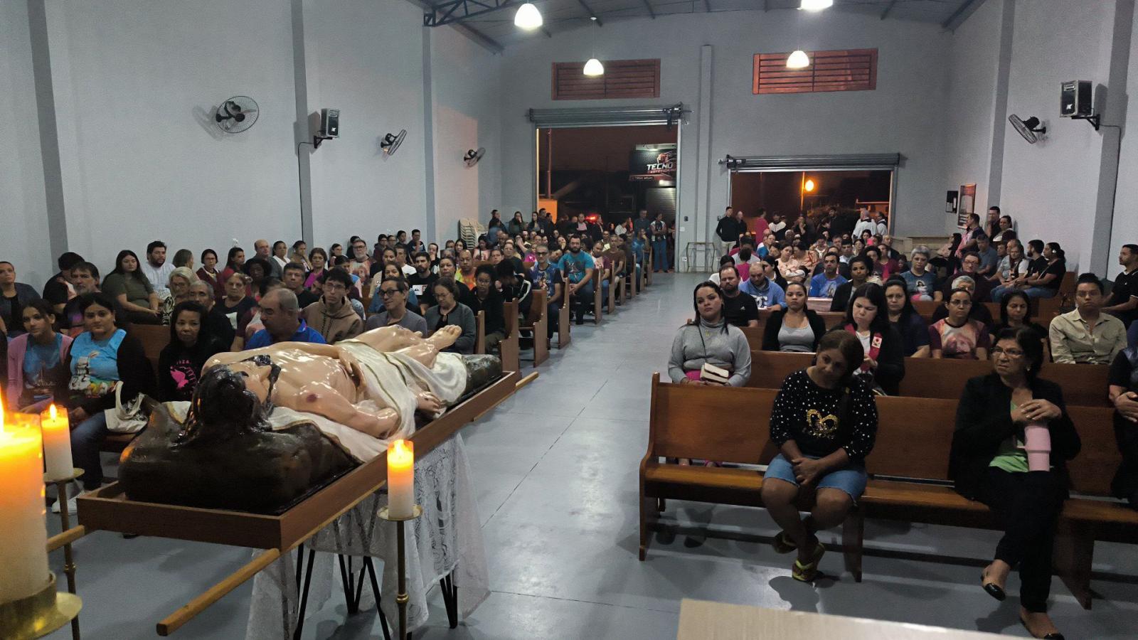 PROCISSÃO DO SENHOR MORTO ATRAI CENTENAS DE FIÉIS