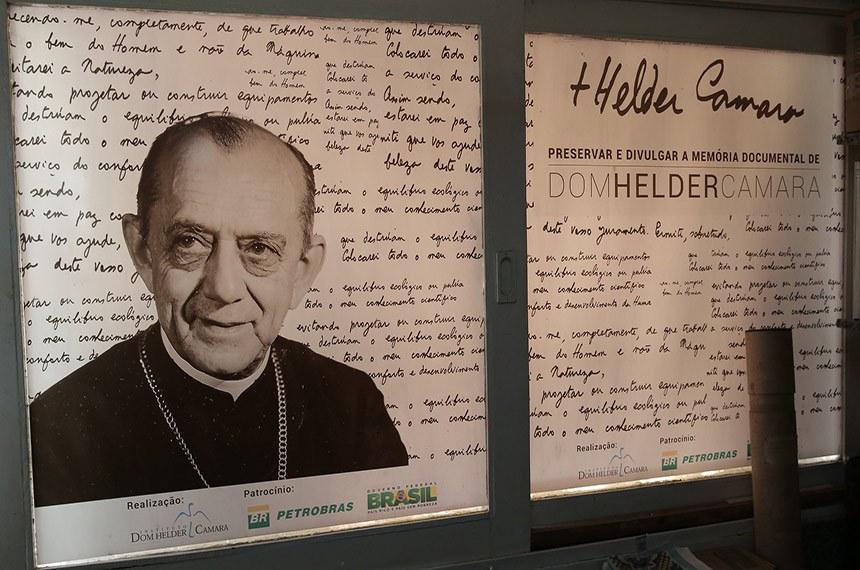 DOM HELDER CÂMARA É RECONHECIDO COMO HERÓI DA PÁTRIA