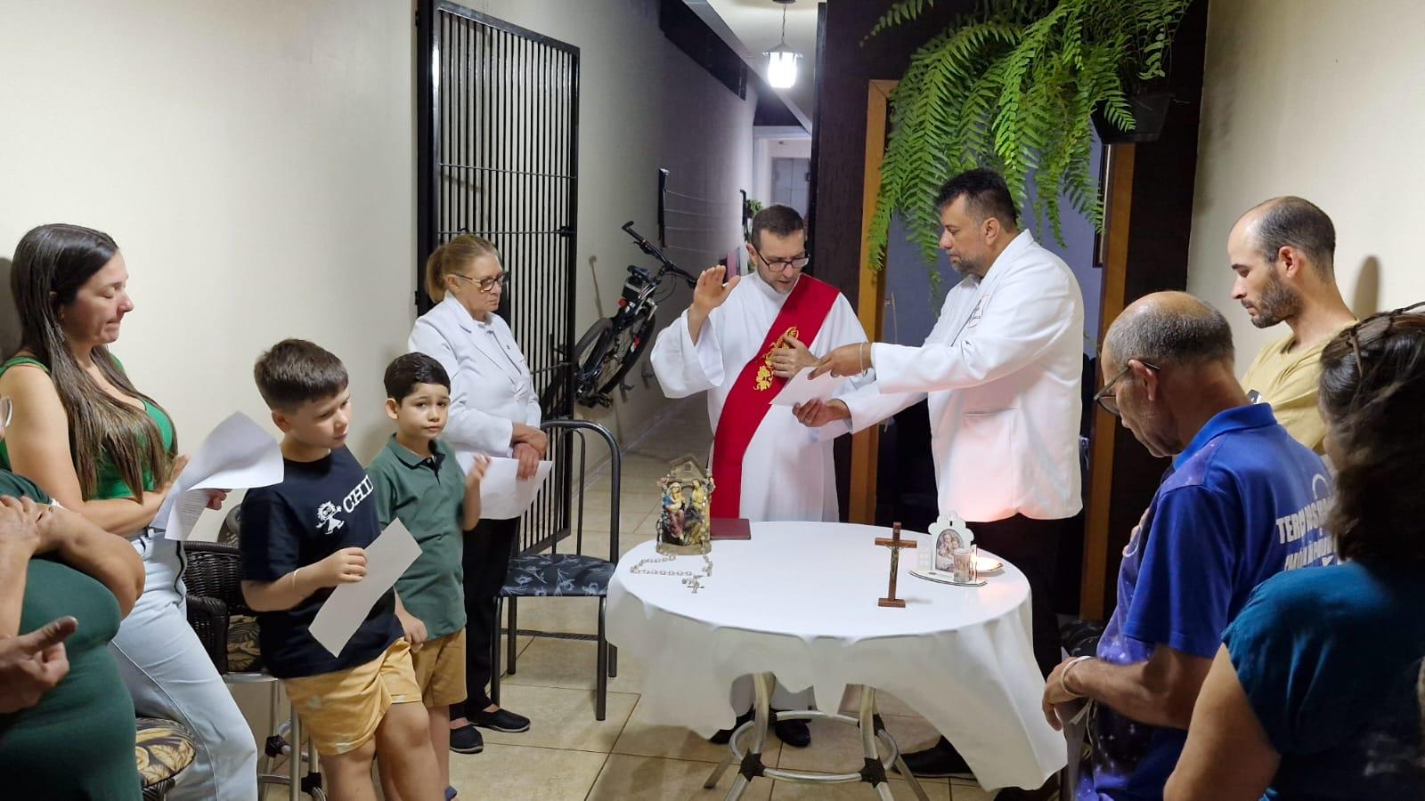 JESUS EUCARÍSTICO QUER VISITAR A SUA CASA E ABENÇOAR SUA FAMÍLIA