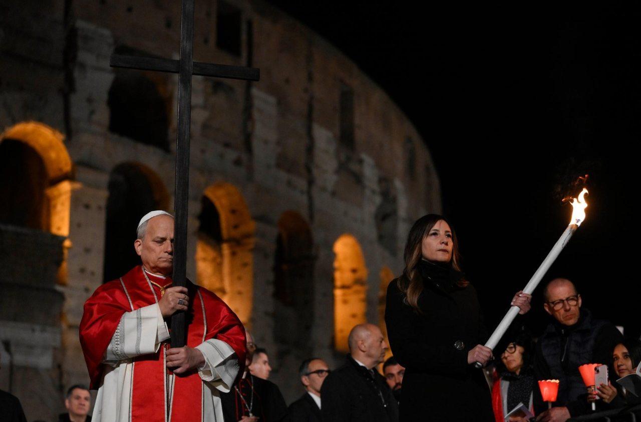 PAPA LEÃO XIV PRESIDE A VIA-SACRA NO COLISEU